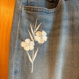 Levi’s skinny leg jean with flower detail on pocket. Size 31